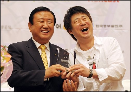 2008년 개그맨 남희석 씨와 당시 보령 시장님 ㅎㅎ 지금도 남희석 씨는 홍보대사! 출처: 스투포토